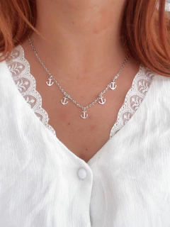 Colar em biju cinco âncoras - COD. H164C na internet