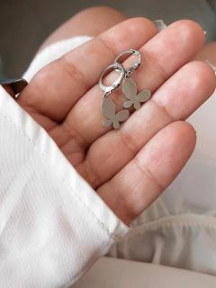 Argolinhas em aço inox borboleta lisa assimétrica - COD. A164-37 - Hellô Acessórios