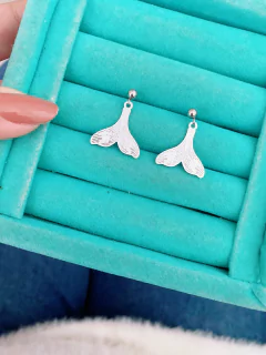 Brincos em aço inox 2,3cm cauda sereia com detalhe - COD. HA56B - comprar online