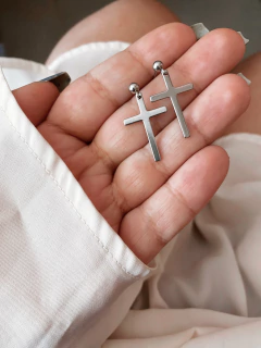 Brincos em aço inox Cruz lisa - COD. HA76B - Hellô Acessórios