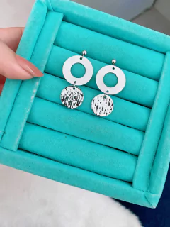 Brincos em aço inox duo círculos vazados e amassado 4cm - COD. HA44B - comprar online