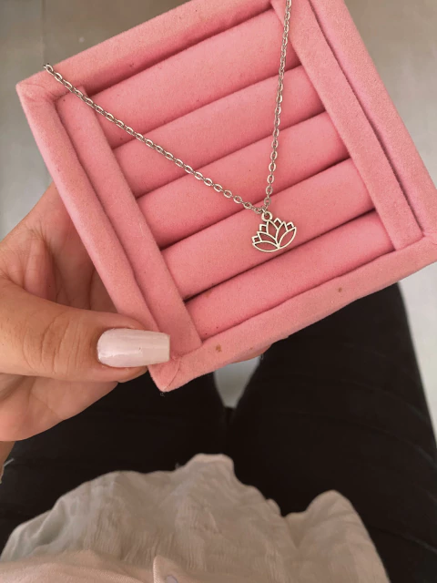 Colar em biju flor de lótus - COD. H114C - comprar online