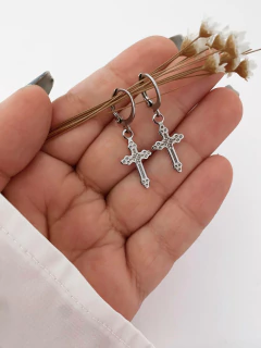 Argolinhas em aço inox Cruz detalhada - COD. A164-34 - comprar online