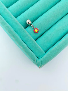 Berloque em aço inox margarida esmaltada - 5 cores - COD. A203(mod. 52)