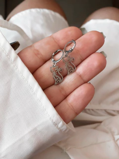 Argolinhas em aço inox gatinha detalhada - COD. A164-36 - Hellô Acessórios