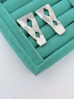 Brincos em aço inox prisma amassado martelado duo vãos - COD. A391 - Hellô Acessórios