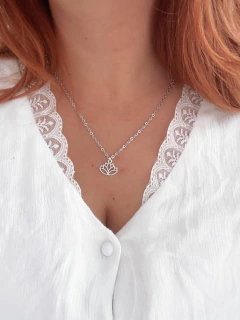 Colar em biju flor de lótus - COD. H114C na internet