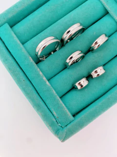 Argolas em aço inox abauladas com friso central - 3 tamanhos - PAR - COD. A432 na internet