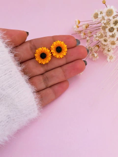 Brincos girassol amarelo 15mm com base em aço inox - COD. H01B - Hellô Acessórios