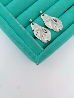 Brincos em aço inox martelado amassado orgânico 3,5cm - COD. HA34B - Hellô Acessórios