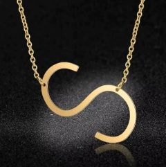 Colar em aço inox DOURADO letras iniciais grandes - COD. HA258C - Hellô Acessórios