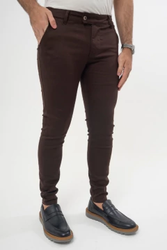 Calça italiana marrom masculina slim de sarja com elastano, vestida por modelo, ideal para ocasiões sociais ou de negócios.