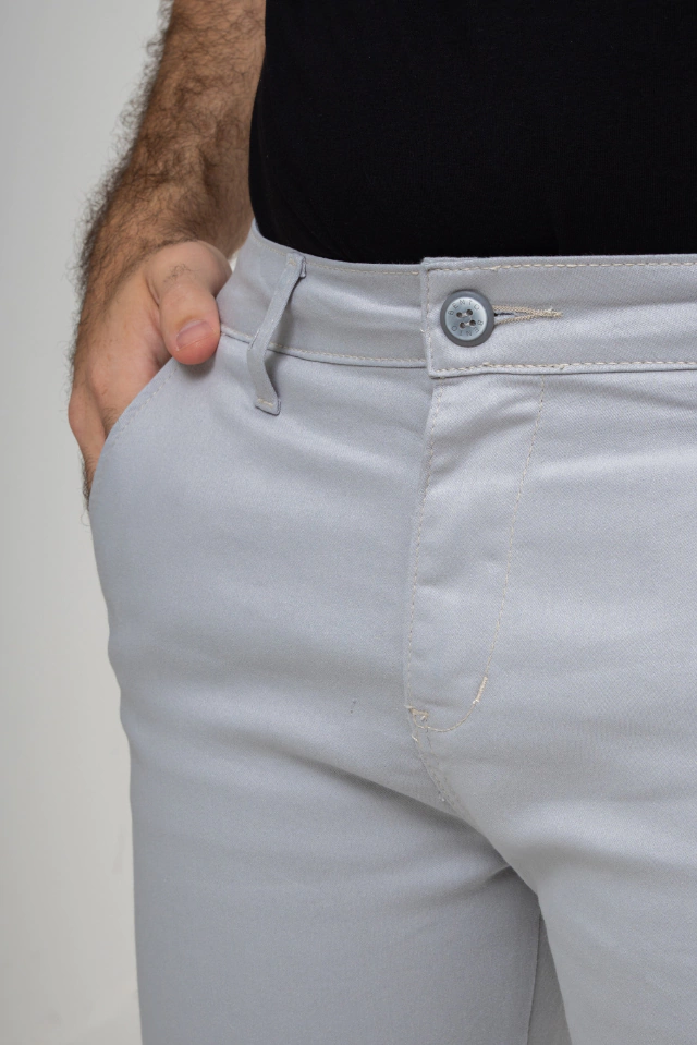 Detalhe do bolso e acabamento da cal&ccedil;a chino bege
