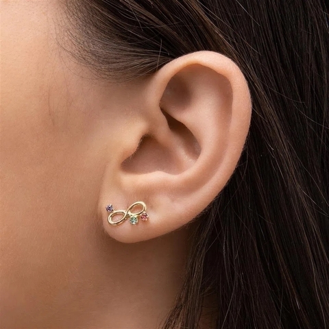 Brinco Infinito Com 3 Zircônias Coloridas Folheado A Ouro 18k