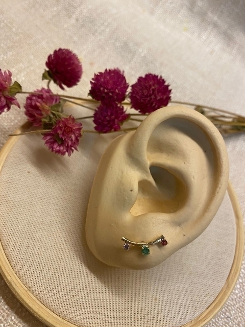 Brinco EarCuff Com 3 Zircônias Coloridas Folheado A Ouro 18k