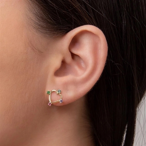 Brinco Coração Vazado Com 4 Zircônias Coloridas Folheado A Ouro 18k