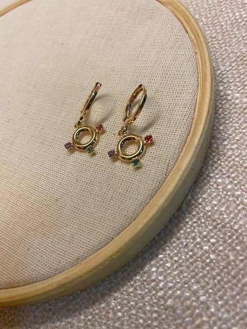 Brinco Argola Com Aro Vazado E 3 zircônias Folheada A Ouro 18k