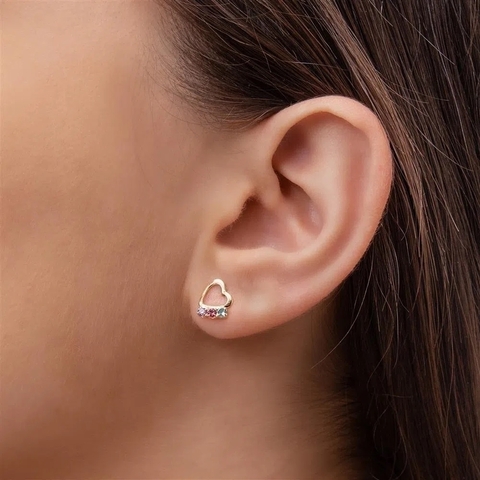 Brinco Coração Vazado Com 3 Zircônias Coloridas Folheado A Ouro 18k