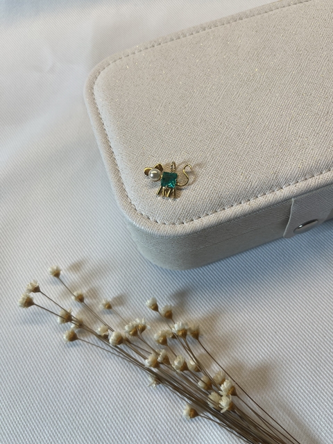 Pingente Gato Com Pedra Verde E Pérola Folheado A Ouro 18k - comprar online