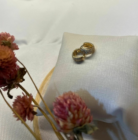 Argolinha Grossa Click Cravejada 10 mm Folheada a Ouro 18 k