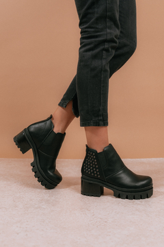 Botas Groove Tachas Negras - APA TANU