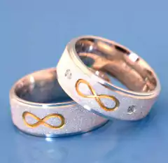 Aliança Compromisso Reta diamantada prata com ouro desenho infinito 7mm