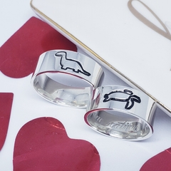 par de alianças com 8mm em prata personalizada com desenho de dinossauro e tartaruga 