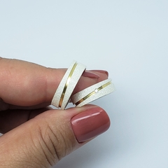par de Alianças Prata diamantada canal diagonal com banho de ouro 6mm