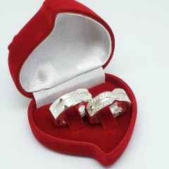 Aliança Polida cravejada de pedras símbolo Infinito 7mm prata