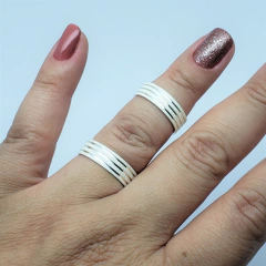 Alianças Compromisso com canal diamantado prata 6 mm no dedo