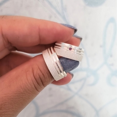 Aliança Compromisso Reta Diamantada prata 8mm com uma pedra vermelha