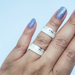 Aliança Compromisso Reta Diamantada prata 8mm com uma pedra vermelha