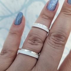 Aliança diamantada reta com lateral polida 2mm em prata 950 no dedo