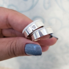 Aliança Compromisso Reta  diamantada prata 7mm com pedra coração branca