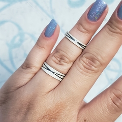 Aliança Compromisso Reta diamantada prata 5mm com recorte esmaltado preto