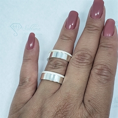 Aliança Compromisso Reta  diamantada e lisa em prata com 7mm na mão