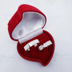 par de aliança em prata com pedra coração flutuante