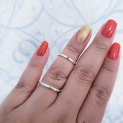 Par de aliança meia cana 2mm prata com detalhe diamantado na mão