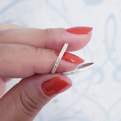 Par de aliança meia cana 2mm com pedras champanhe