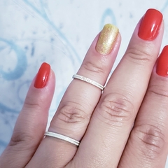 Par de aliança meia cana 2mm com pedras champanhe