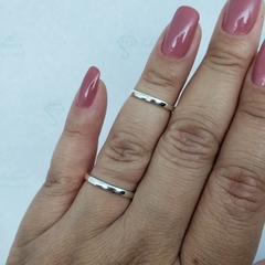 mão com aliança meia cana 2mm 
