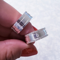 Par de alianças em prata cravejadas de zircônias em prata com 8mm