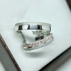 Par de aliança em prata 950 com pedra de zircônia rosa e acabamento diamantado