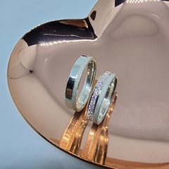 Alianças Compromisso Reta diamantada com pedras rosa prata 4mm - comprar online