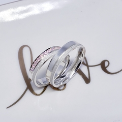 Alianças Compromisso Reta diamantada com pedras rosa prata 4mm