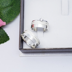 Aliança Compromisso uma lateral diamantada prata 8mm - comprar online