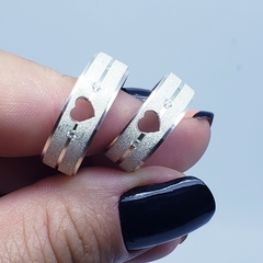 Par de aliança reta diamantada com lateral polida e rebaixada, canal central, coração vazado e duas pedras zircônia