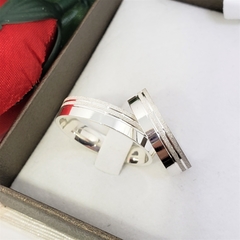 par de alianças em prata com 5mm e lateral diamantada