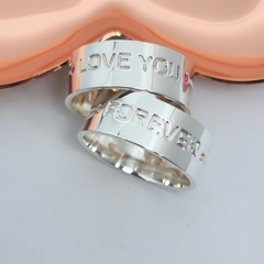 par de alianças em prata com frase gravação externa i love you e outra forever com pedra de zirconia vermelha e champanhe