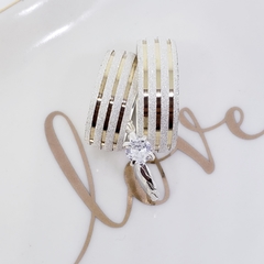 par de alianças em prata com 8mm de largura e detalhe em ouro 18k com anel solitario